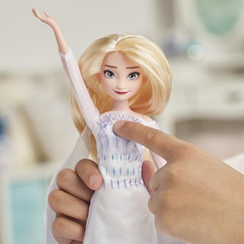 Hasbro Frozen 2 Şarkı Söyleyen Kraliçe Elsa E8880