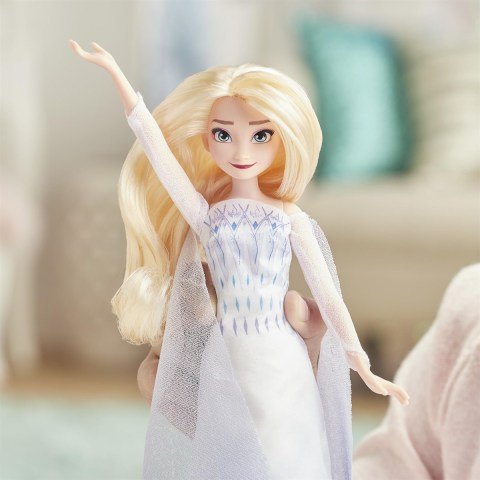 Hasbro Frozen 2 Şarkı Söyleyen Kraliçe Elsa E8880