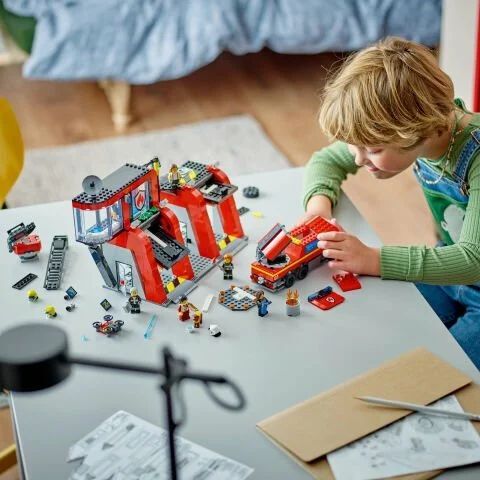 Lego City İtfaiye İstasyonu Ve İtfaiye Aracı 60414