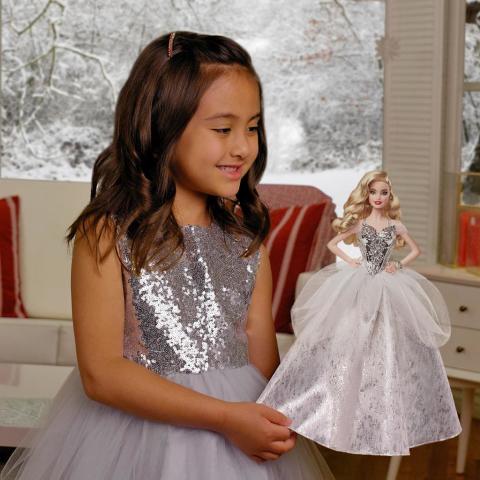 Mattel Barbie 2021 Mutlu Yıllar Bebeği Sarışın GXL18