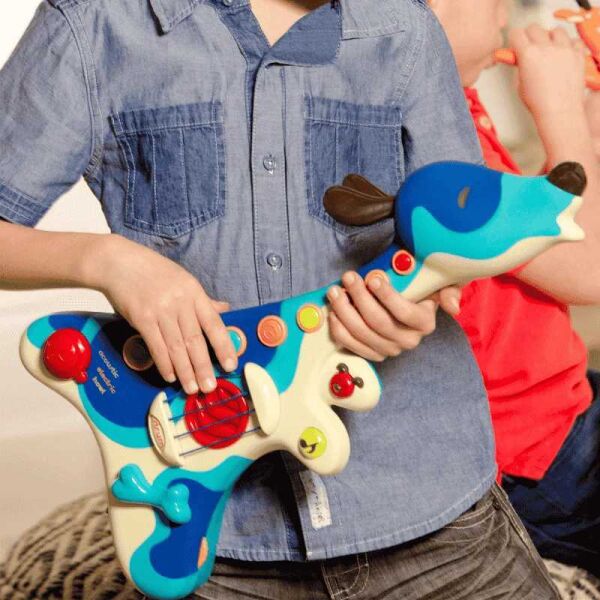 Isabel Köpekcik Gitar